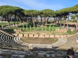 01643 ostia - regio ii - insula vii - teatro (ii,vii,2) - blick ri tempel der ceres - 01-2024.jpg